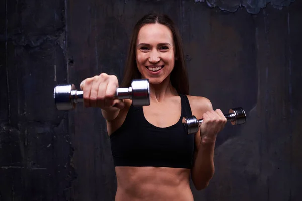 Atletik kadının dumbbells ile dayanıklılık eğitim — Stok fotoğraf