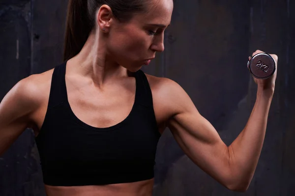 Pertinacious muskulös fitness kvinna med hantel pumpa upp bic — Stockfoto