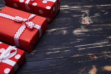 Bir dizi üzerinde eski püskü düz düzen izole üç hediye kutusu 