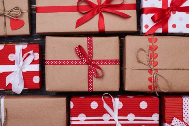 Dokuz sarılmış hediye kutuları farklı renk ve sha topluluğu