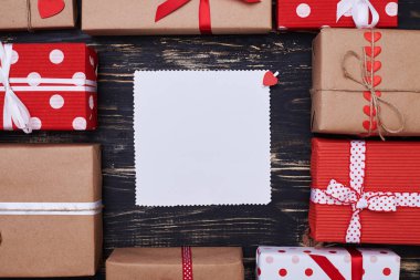 Boş kare kağıdın hediye kutuları ile çevrili 