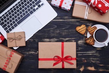 Festival mevcut kutusu, gümüş laptop ve kahve ile biscui