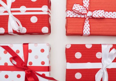 Kopya için bir yer ile düz yerleşim üzerinde izole dört hediye kutuları 