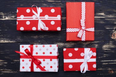 Grup dört mevcut kutuları kurdele ile bağlanmış 