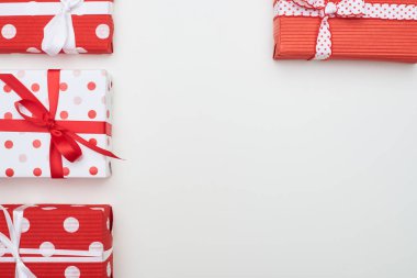 El yapımı hediye kutuları üzerinde düz düzen kopya alanı ile düzenlenmiş 