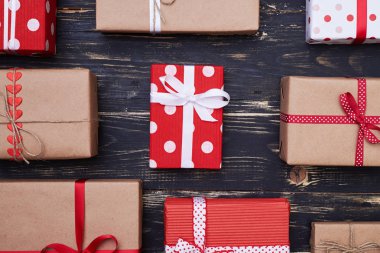 Renkli kağıt şerit yay ile bağlı sarılı el yapımı hediyeler