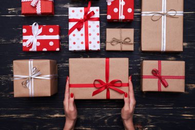 Aralarında bir hediye kutusu holding eller 