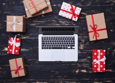 Modern gümüş dizüstü bilgisayar hediye kutuları tarafından çevrili