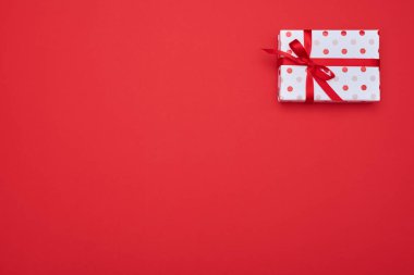 Kopya alanı için bir yer ile sol üst köşesinde bir hediye kutusu 