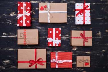 Dokuz hediye kutuları kağıdına sarılmış ve şeritler displac ile bağlı
