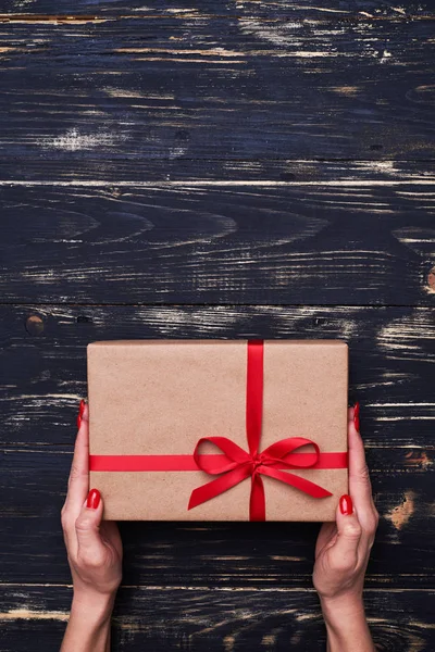 Класична подарункова коробка, зроблена в вінтажному стилі, що носить руки жінки — стокове фото