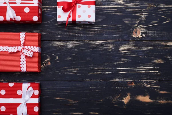 Colección de cajas de regalo dispuestos lado izquierdo sobre grunge plana laica — Foto de Stock