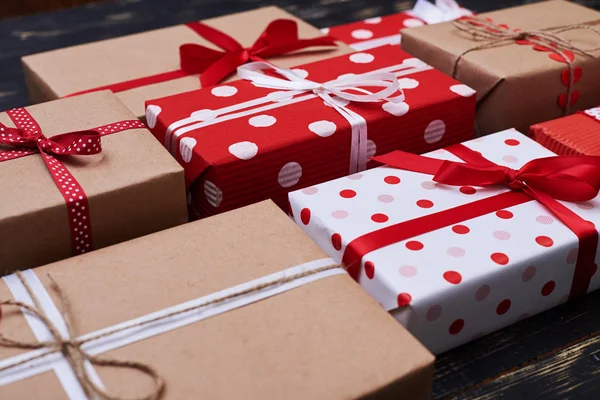 Saludo cajas de regalo hechas a mano atadas con cintas — Foto de Stock