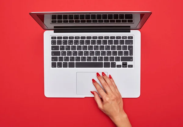 Hand touching touchpad on the silver laptop — Stock Photo, Image