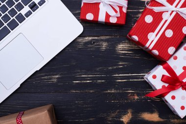 Açık gümüş laptop ve sevimli şenlikli hediye kutuları 