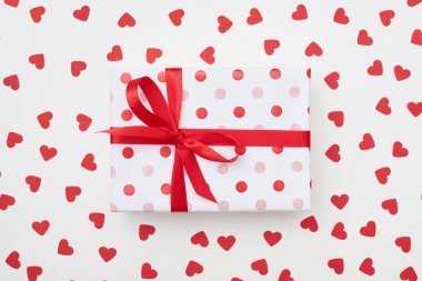 Küçük kırmızı h ile dekore edilmiş düz yerleşim üzerinde izole kutusu