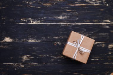 Gümüş kurdele ile bağlanmış küçük kare kutu 