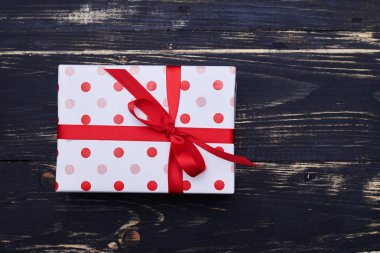Şekilli polka noktalı kutu kırmızı kurdele ile kare