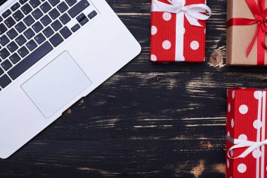Bazı hediye kutuları ve dizüstü tablo görüntüleme