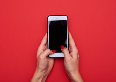 Kadın elleriyle Üstten Görünüm boş ekran ile Smartphone
