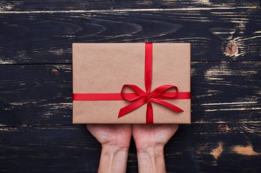 Kadının avuç içi yerleştirilen trendy hediye kutusu 