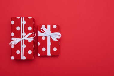 İki farklı kırmızı düz düzen kutusu