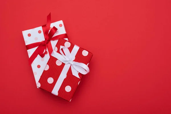 İki noktalı hediye kutu kırmızı zemin üzerine çifti — Stok fotoğraf