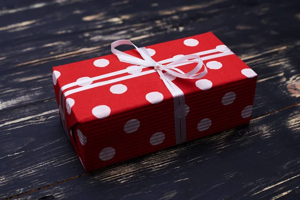 Yay ile bağlı kırmızı ve beyaz hediye kutusu — Stok fotoğraf