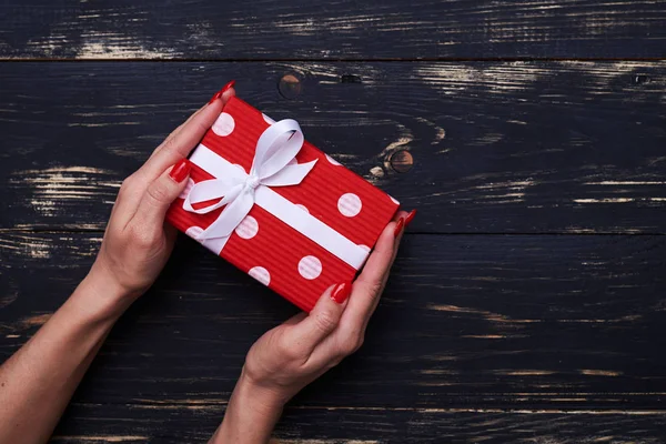Caja de regalo roja y blanca con cinta blanca sobre diseño plano — Foto de Stock