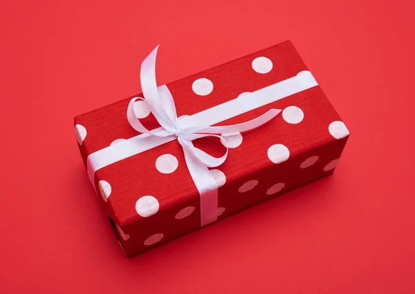 Cajas de regalo punteadas individuales con cinta blanca — Foto de Stock