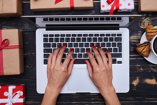 Flaco manos femeninas escribiendo en el teclado de la computadora portátil de plata — Foto de Stock