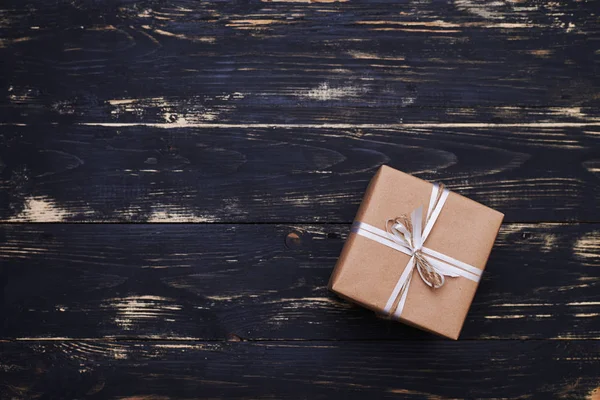 Gümüş kurdele ile bağlanmış küçük kare kutu 