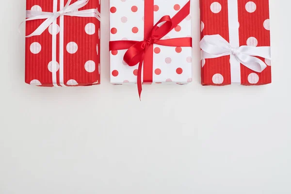 三个大的虚线的礼品盒用丝带和蝴蝶结 — 图库照片