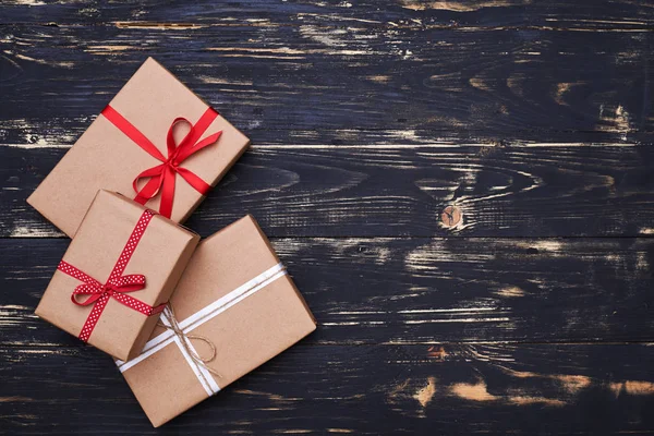 Tres cajas de regalo diversas atadas con cintas — Foto de Stock