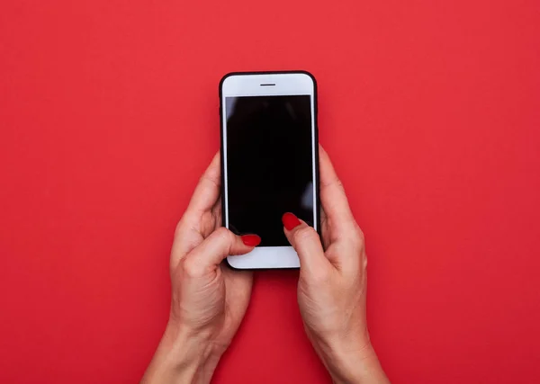 Vista dall'alto della donna con le mani sullo smartphone con schermo bianco — Foto Stock