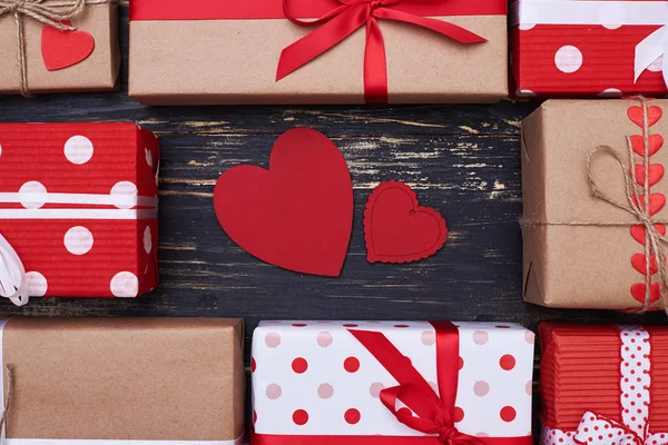 Dos tarjetas de felicitación en forma de corazón rodeadas de cajas de regalo —  Fotos de Stock