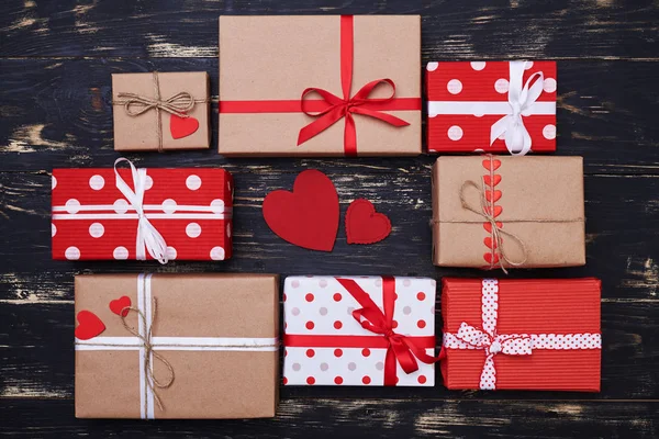 Dos tarjetas de felicitación rojas rodeadas de cajas de regalo aisladas sobre fl —  Fotos de Stock