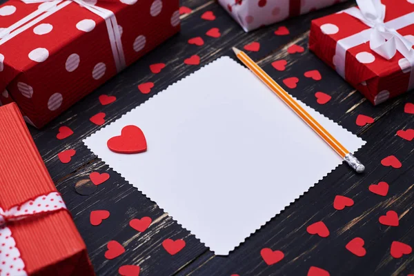 Tarjeta sin rellenar con corazón y lápiz — Foto de Stock