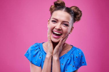 Candan erkek yüz eller ile gülümseyen