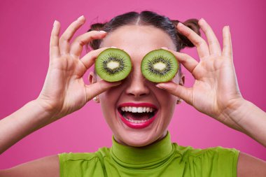 Kameraya bakarak kivi iki bölümü ile neşeli gençlik 