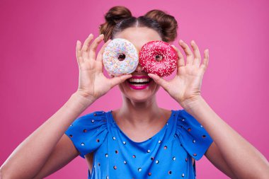 İki serpilir donutnuts bakmak çok memnun genç kız
