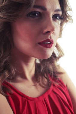 Biraz açık ağzı seductively seyir şehvetli genç kız 