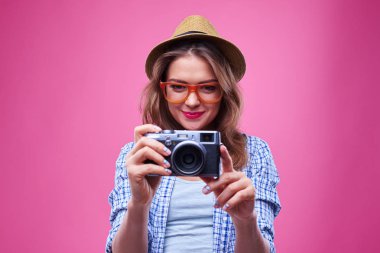 Retro kamera kullanarak trendy şık kız  