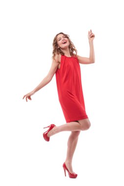 Kırmızı elbiseli iyi şekilli modeli stüdyoda sevinir 