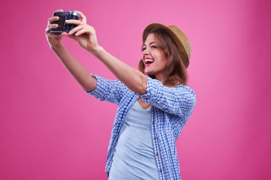 Selfie gümüş bir retro kamerayla yapma trendy genç kadın 