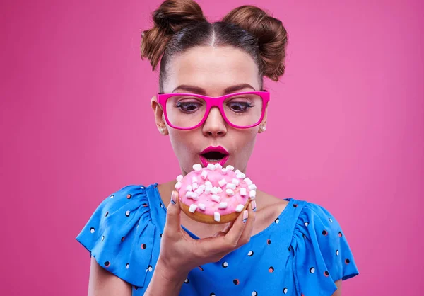 Mulher espantada olhando para o donut polvilhado — Fotografia de Stock