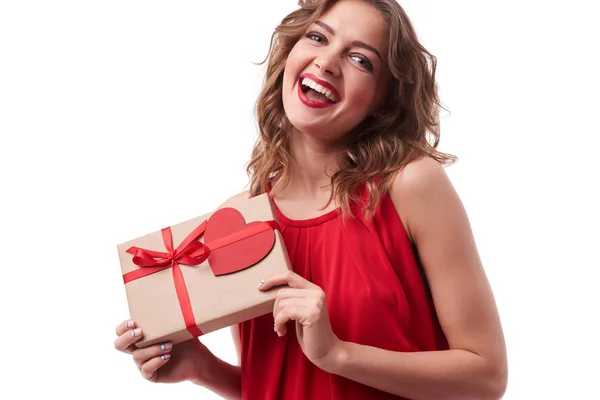 Senhora despreocupada em vestido vermelho segurando caixa de presente com uma tag em um f — Fotografia de Stock