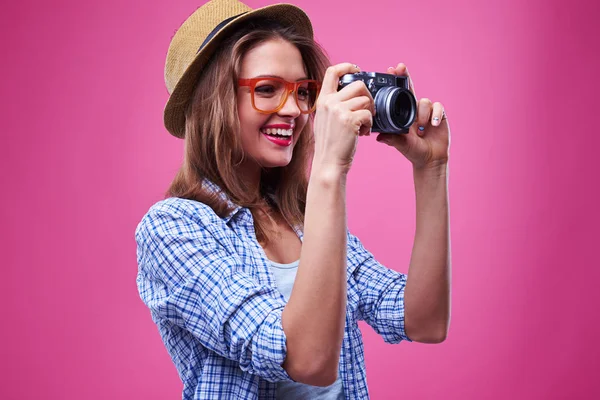 Ragazza casuale guarda lente della fotocamera durante la ripresa fotografica — Foto Stock