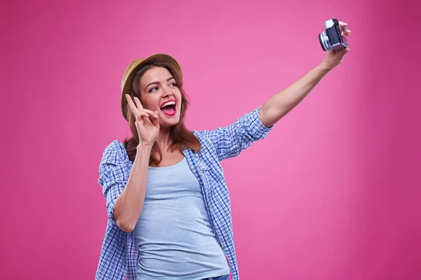 Lässiges Mädchen gestikuliert beim Selfie-Foto — Stockfoto