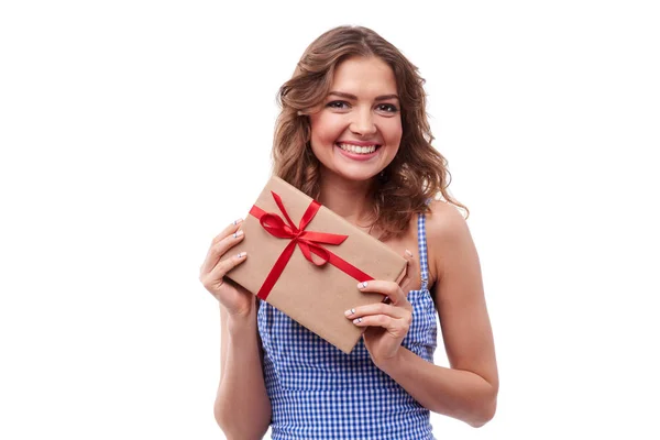 Γοητευτική νεαρή κοπέλα με κουτί δεμένο με μια κόκκινη κορδέλα — Φωτογραφία Αρχείου